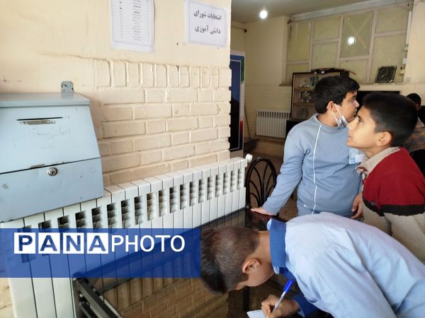 انتخابات شورای دانش‌آموزی در دبیرستان پسرانه متوسطه اول شهید اسکندری شهرستان کاشمر 