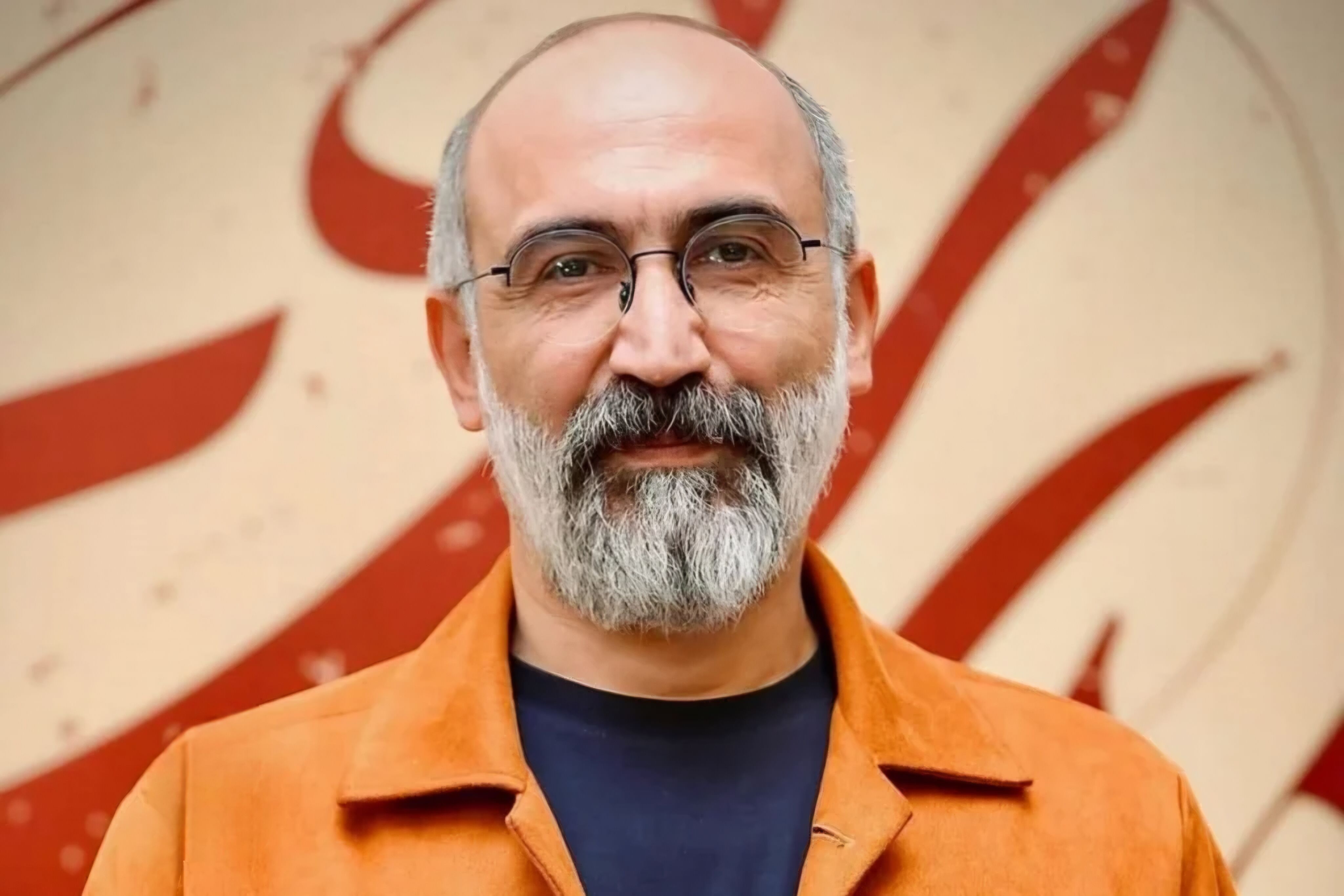 من پر از گریه‌ام، اما این همه پرچم که در اهتزازِ حماسه‌اند فریاد می‌زنند که اکنون زمان سوگ نیست