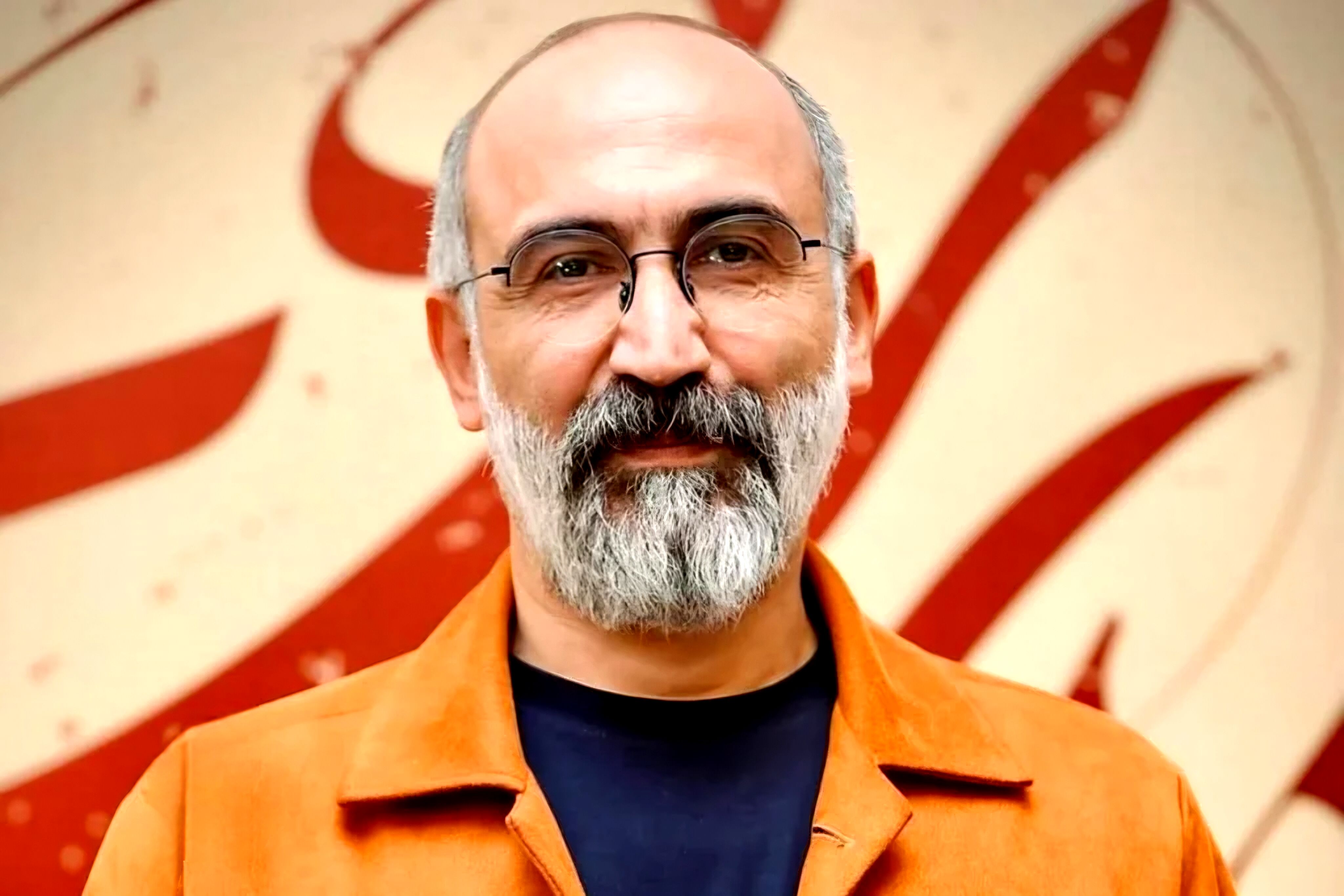 من پر از گریه‌ام، اما این همه پرچم که در اهتزازِ حماسه‌اند فریاد می‌زنند که اکنون زمان سوگ نیست