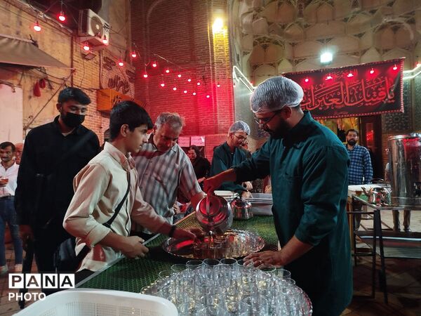 در یاد ۱۶۸ شهید، در خدمت عزاداران؛ حضور پررنگ چایخانه حضرت زهرا در اجتماع ۱۶۸ شب نیشابور