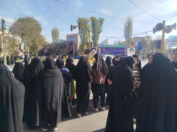 حضور پرشور دانش‌آموزان دبیرستان هیئت امنایی معراج اردبیل در راهپیمایی روز ۱۳ آبان ماه