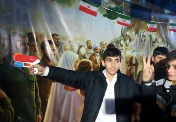 به احترام یار دبستانی ایست