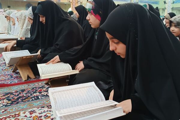 لحظات ناب راز و نیاز دانش‌آموزان دختر اسلامشهری در خلوت عاشقانه با خدا در اعتکاف