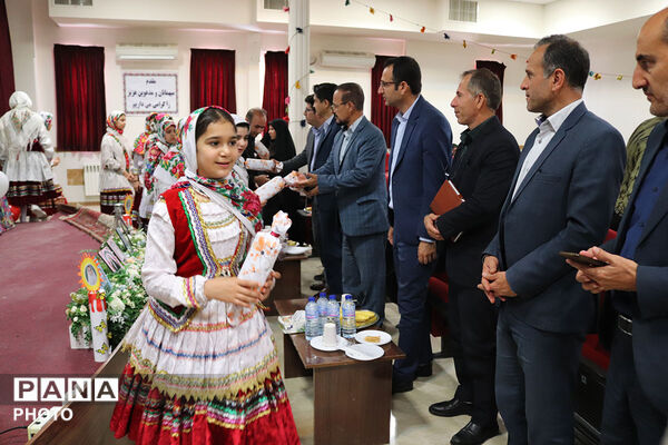 تقدیر از منتخبین حوزه ابتدایی توسط مدیر کل آموزش پرورش 