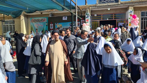 آیین نواختن زنگ ایثار و مقاومت در مدارس آباده