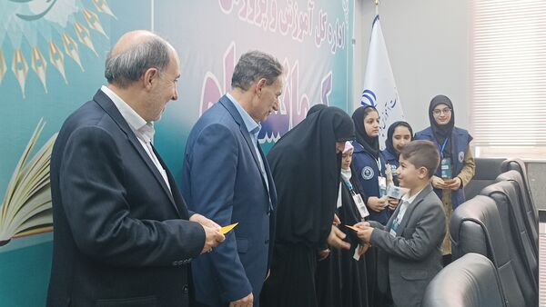 نشست صمیمانه نماینده وزیر آموزش و پرورش با دانش آموز خبرنگاران پانا کرمانشاه