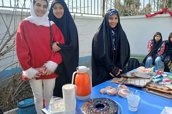 بازارچه فروش دبیرستان و هنرستان حدیث کسا ری یک به مناسبت دهه فجر