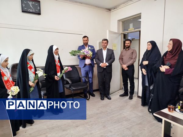 اهدای گل به کارکنان اداره‌کل آموزش و پرورش شهرستان‌های تهران به‌مناسبت بزرگداشت روز معلم 