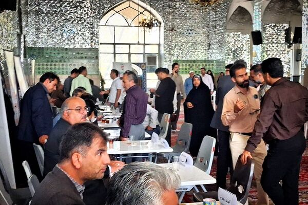 برپایی میز ارتباطات مردمی مسئولان کاشمر در هفته دولت