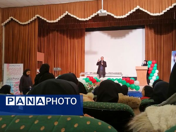 تجلیل از دانش‌آموزان برتر دبیرستان میردادماد