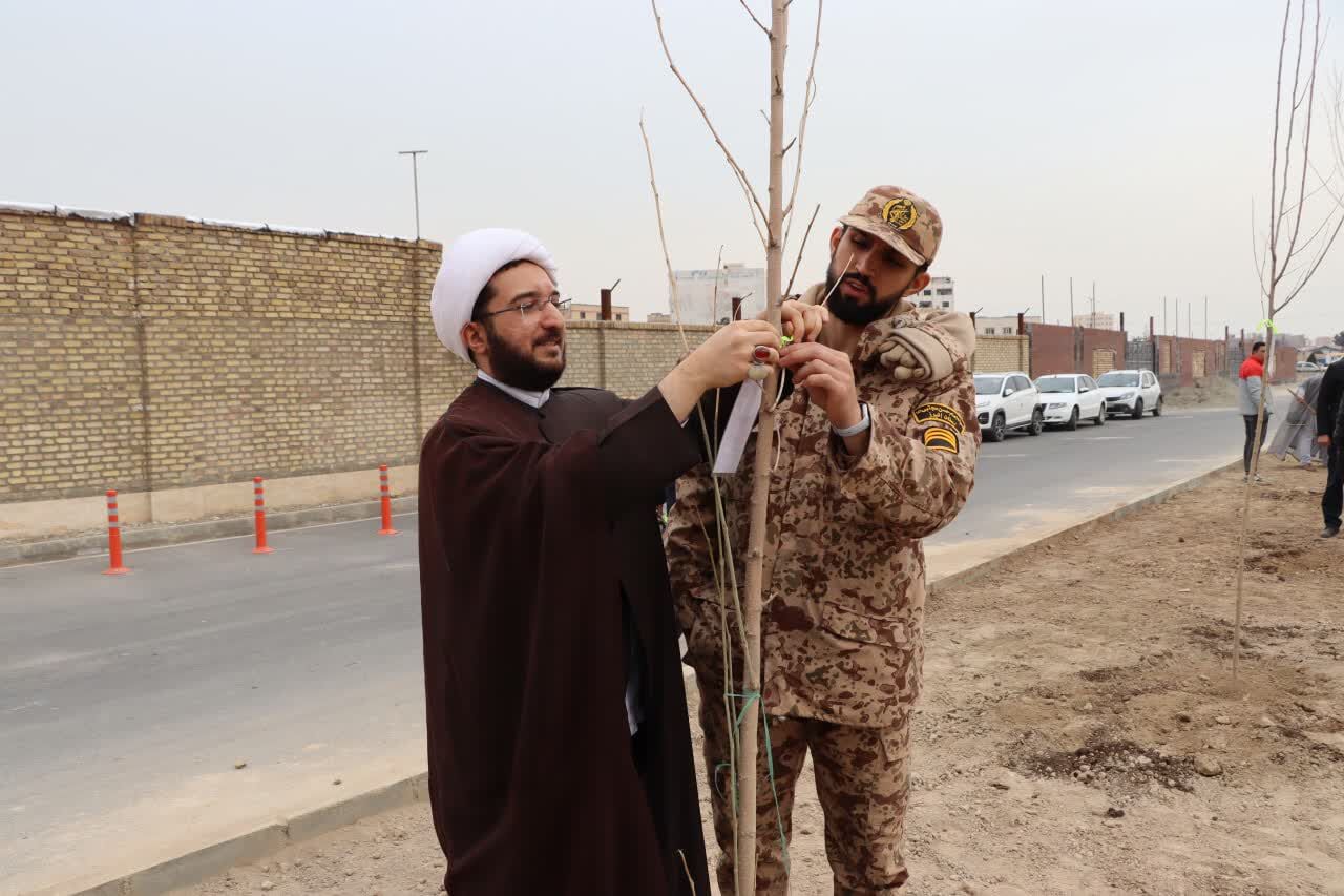 کاشت درخت به یاد شهدا در محمدشهر 