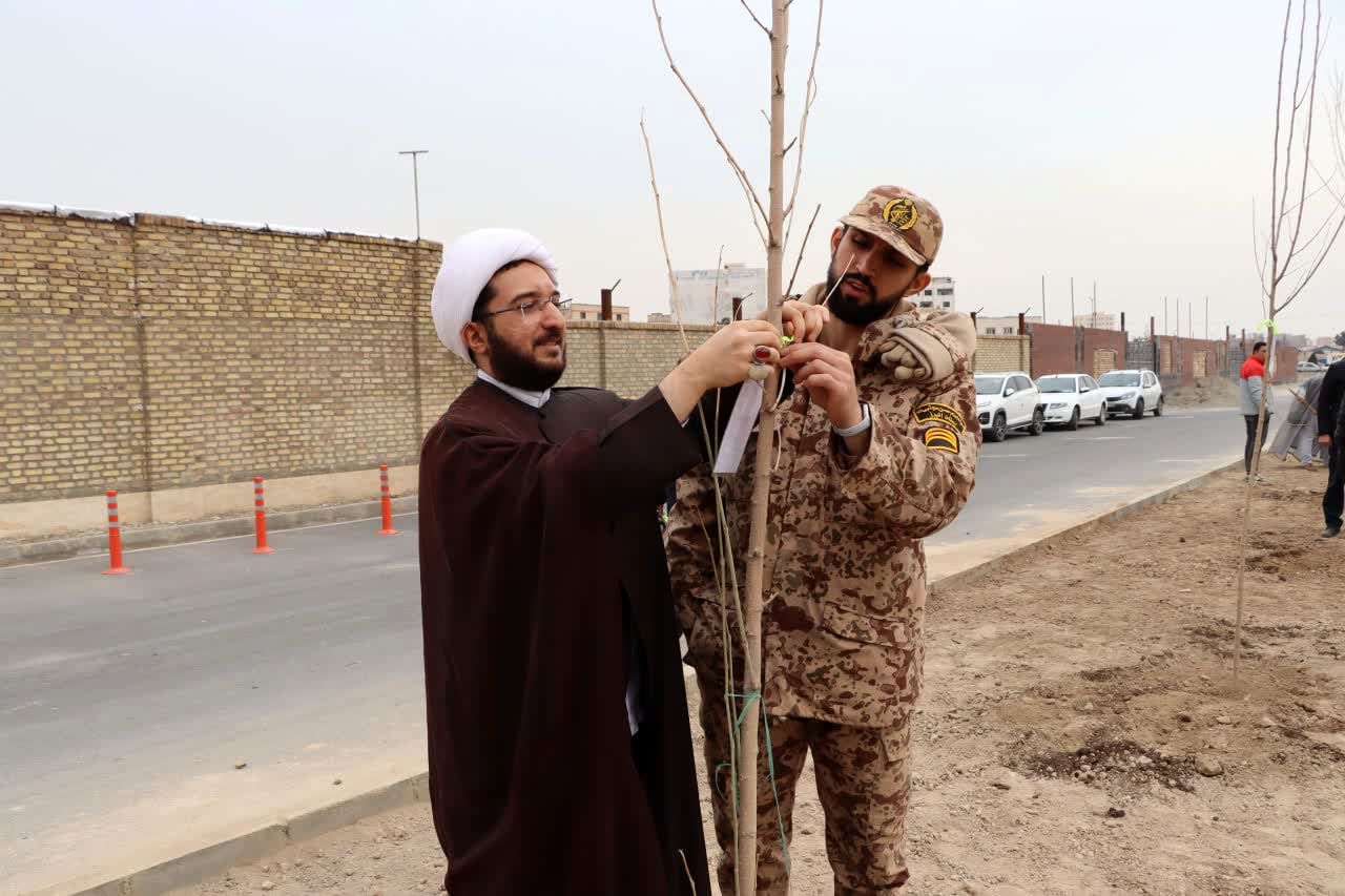 کاشت درخت به یاد شهدا در محمدشهر 