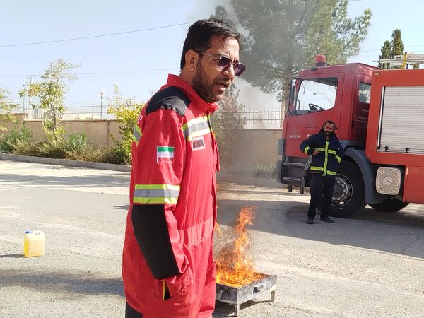 مانور آتش نشانی به مناسبت هفته پدافند غیر عامل در دانشگاه پیام نور کاشمر