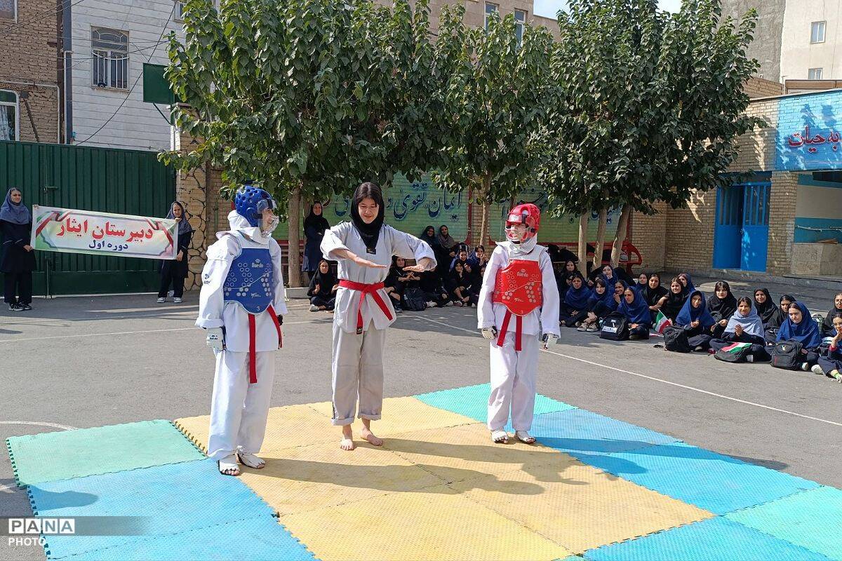  حرکات های ورزشی توسط ورزشکاران دبیرستان ایثار یک  به مناسبت هفته تربیت بدنی 