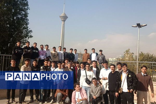 بازدید دانش‌آموزان دبیرستان شهدای علم‌ و فناوری بهارستان دو از دانشکده دندانپزشکی تهران 