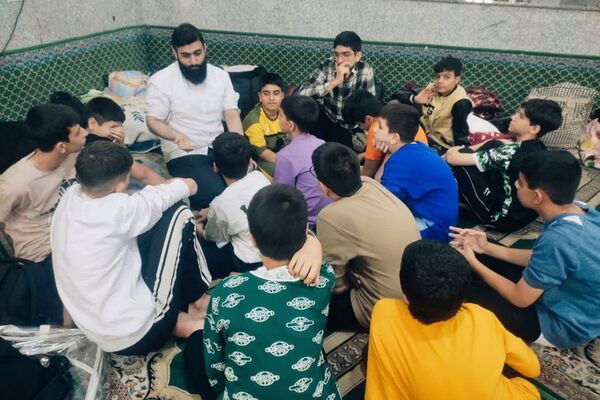 اعتکاف دانش آموزی در مسجد حضرت ابوالفضل قیامدشت