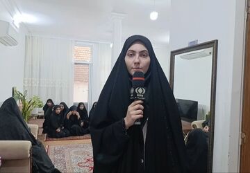 دیدار دانش‌آموزان دبیرستان محدثه قم با خانواده شهید مالامیری