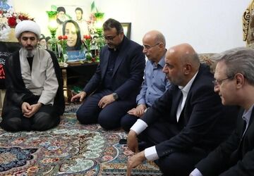 دیدار وزیر کار با خانواده شهیده زهرا اسدی‌نژاد در لامرد