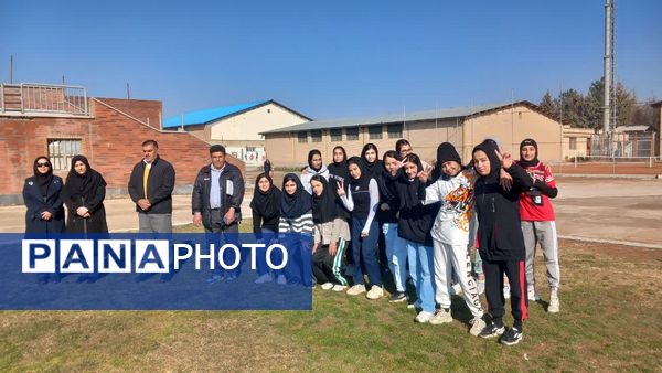 رقابت‌های دو و میدانی دختران متوسطه اول در سالن عالیپور کوهدشت 