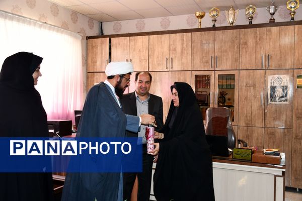 حضور امام جمعه، فرماندار و مدیر آموزش پرورش مه ولات در مدارس شهرستان