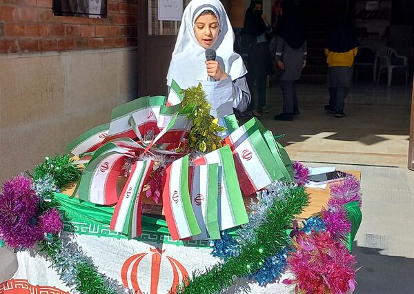 استقبال دانش‌آموزان مدارس شهرستان پردیس از دهه فجر انقلاب اسلامی ایران 