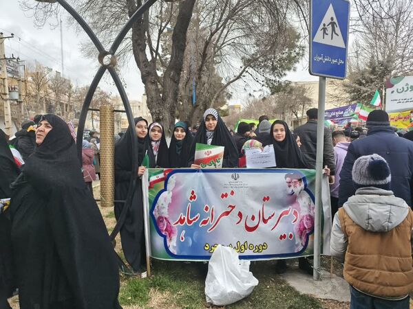 حضور پرشور دانش آموزان و مردم بروجرد در راهپیمایی ۲۲ بهمن 