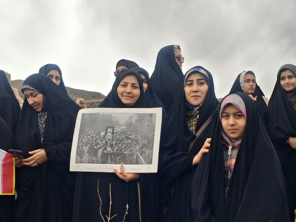 حضور دانش آموزان مدارس سما بجنورد در راهپیمایی 22 بهمن 