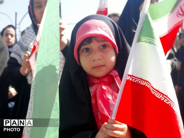 حماسه سرود 1000نفری دانش‌آموزان ناحیه ۴ کرج در بزرگداشت رهبر شهید