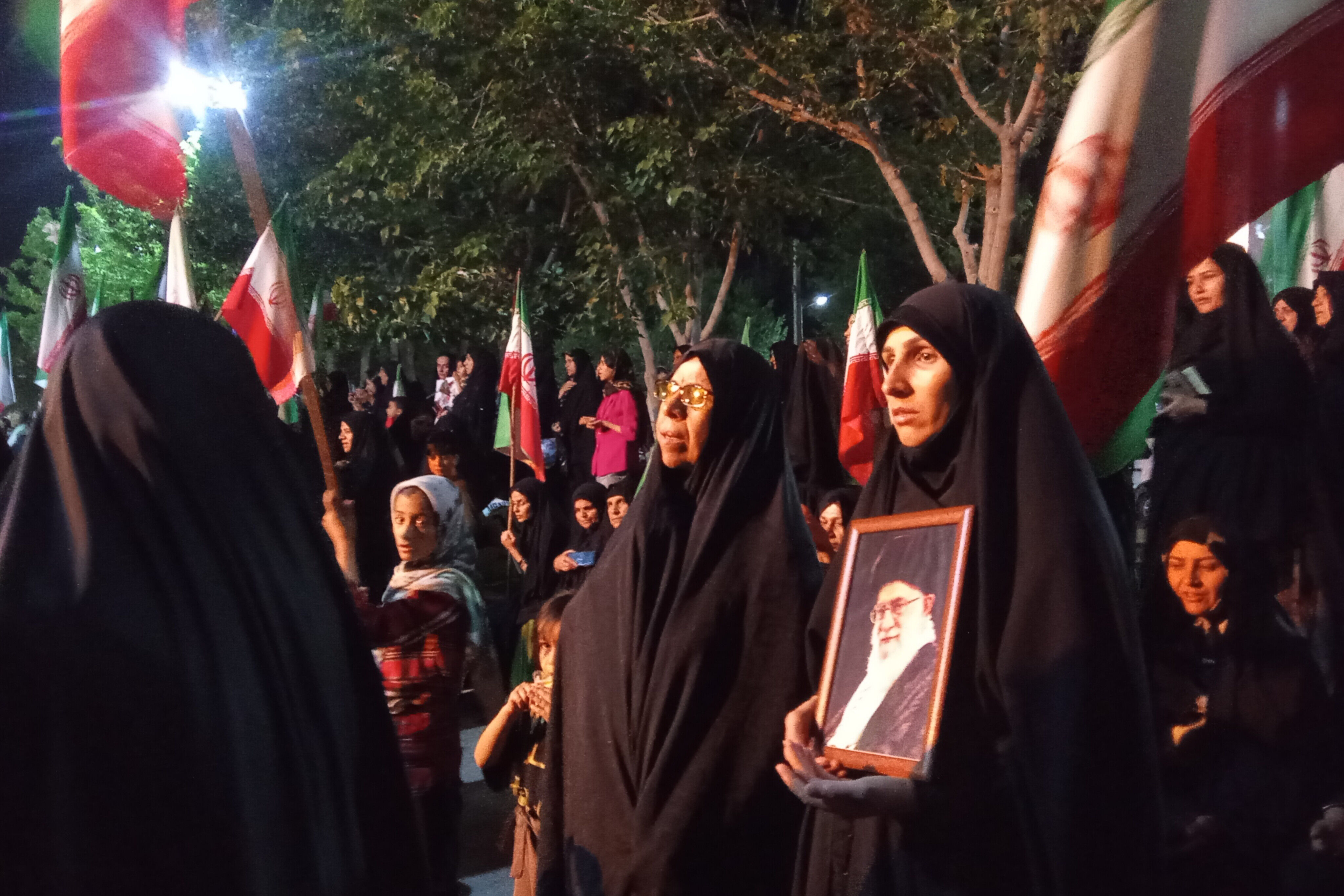 ایستادگی در سایه پرچم وطن