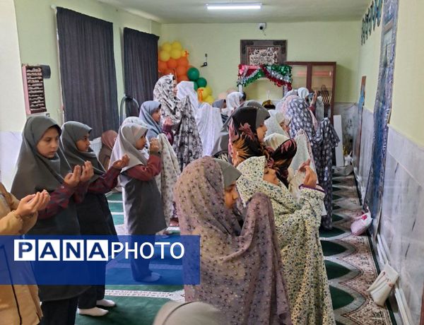 شرکت دانش‌آموزان مدرسه حضرت زینب(س) در نماز جماعت