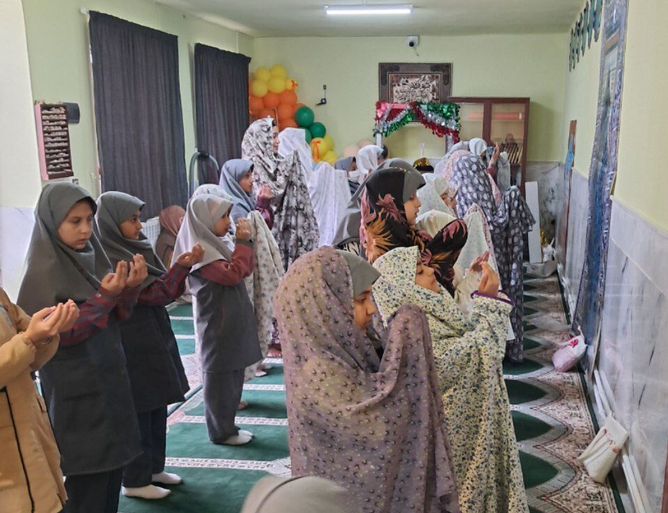 شرکت دانش‌آموزان مدرسه حضرت زینب(س) در نماز جماعت