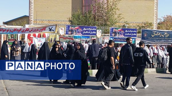 حضور پرشور دانش آموزان اراکی در یوم الله 13 آبان 