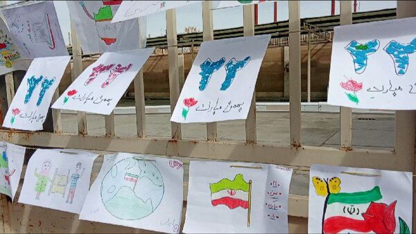 نمایش پوستر ، بنر و نقاشی ها با موضوع ۲۲ بهمن در خیابان های خلیل آباد