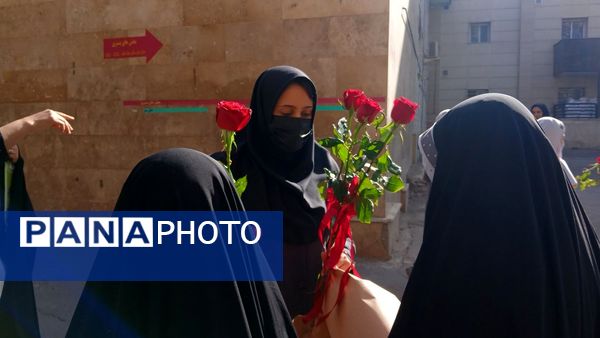 تجلیل دانش‌آموزان پیشتازان دبستان «دانش و هنر» نظرآباد از پرستاران بیمارستان امام حسن(ع) 