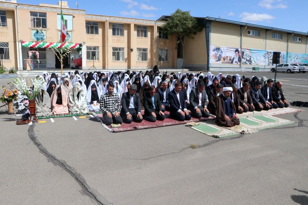 اقامه نماز جماعت در مدارس زنجان همزمان با روز بازگشایی