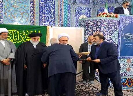 پدران شهدا در نماز جمعه قم تجلیل شدند