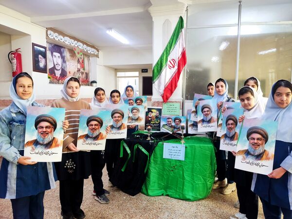 برپایی ایستگاه صلواتی در مدرسه شهید آقچه لو به مناسبت تشییع پیکر سید حسن نصرالله