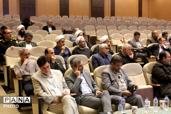 رونمایی از نخستین جلد دانشنامه دفاع مقدس استان قم