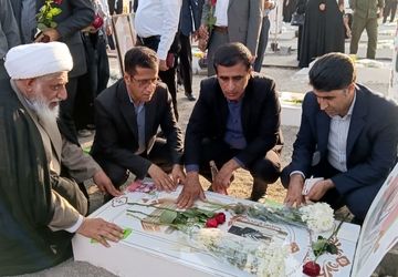 غبارروبی و عطرافشانی مزار معلمان شهید مدرسه شجره طیبه میناب به مناسبت هفته معلم