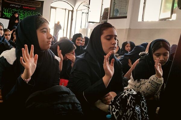 مراسم به مناسبت ایام فاطمیه در دبیرستان پروین اعتصامی اسلامشهر