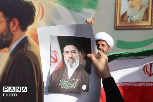 بیعت مردم دارالعباده شهر یزد با رهبر جدید انقلاب اسلامی ایران