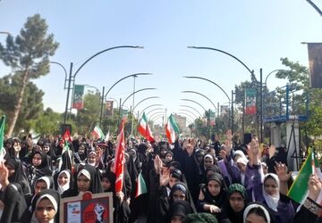 هم‌صدایی پیمان دانش‌آموزان کرجی با رهبر شهید 