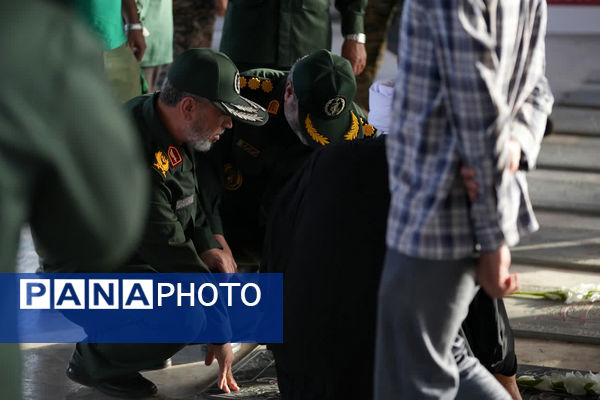 عطر افشانی گلزار شهدا؛ تجدید پیمان با آسمان در یزد