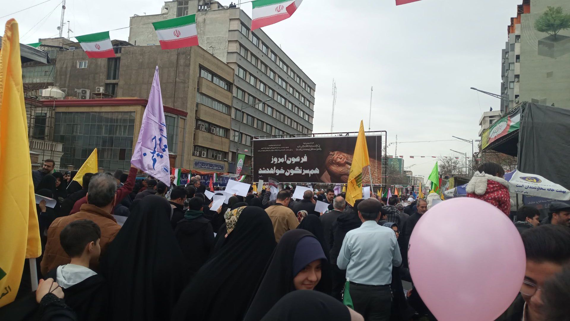 حضور پرشور مردم تهران در راهپیمایی ۲۲ بهمن