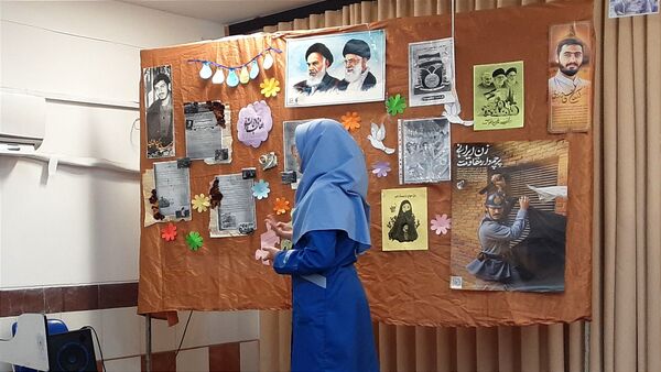 بازدید از غرفه‌های مدرسه انقلاب دبیرستان فرزانگان قائمشهر