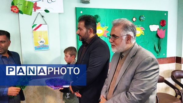 نواخته شدن زنگ هفته‌ کتاب و کتابخوانی در دبستان ابوعلی‌سینا شهرستان فیروزکوه 