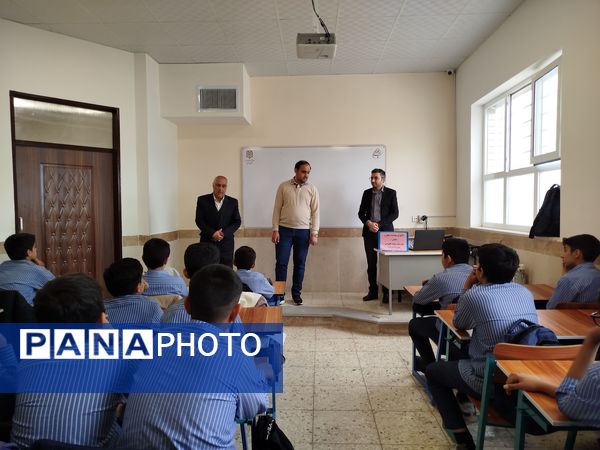 آموزش بهداشت دهان و دندان در دبیرستان نمونه مرحوم طاووسی