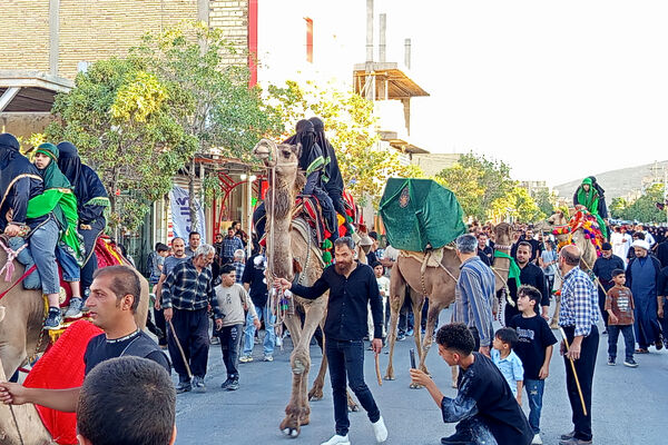 استقبال از ماه محرم با آیین سنتی چاووش‌خوانی در شهر بهمن