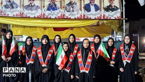 حضور دانش‌آموزان پیشتاز دبستان حضرت خدیجه(س) در اجتماعات شبانه‌رشتخوار