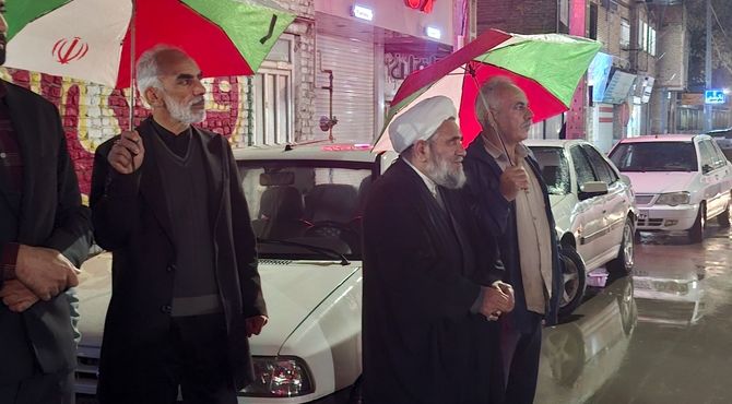 حمایت مردم آشخانه در شب راهپیمایی در زیر باران الهی